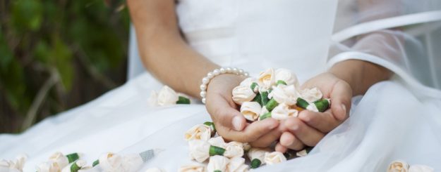 salones comuniones valencia - manos con flores