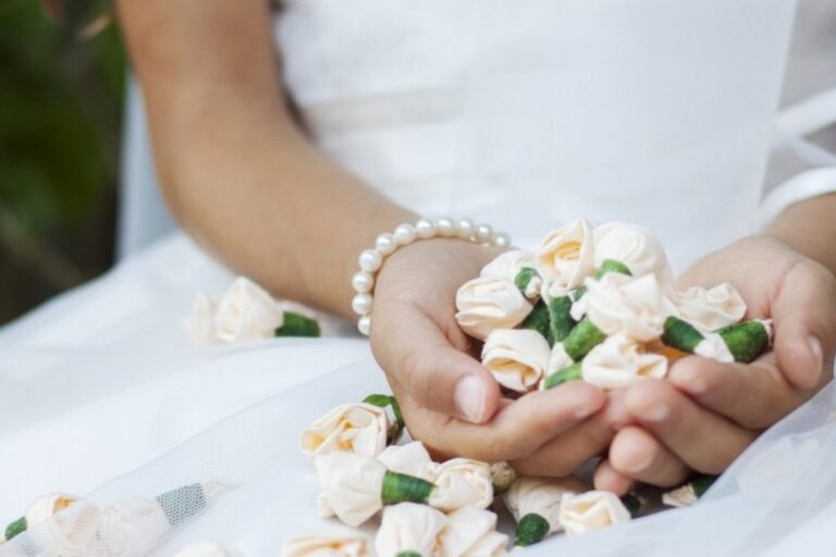 salones comuniones valencia - manos con flores