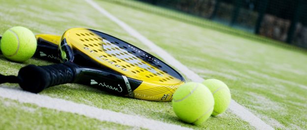 club de padel en Valencia - raqueta con cosas