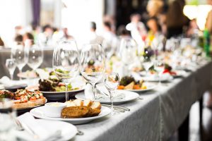 banquetes de bodas en Valencia - mesa llena de comida