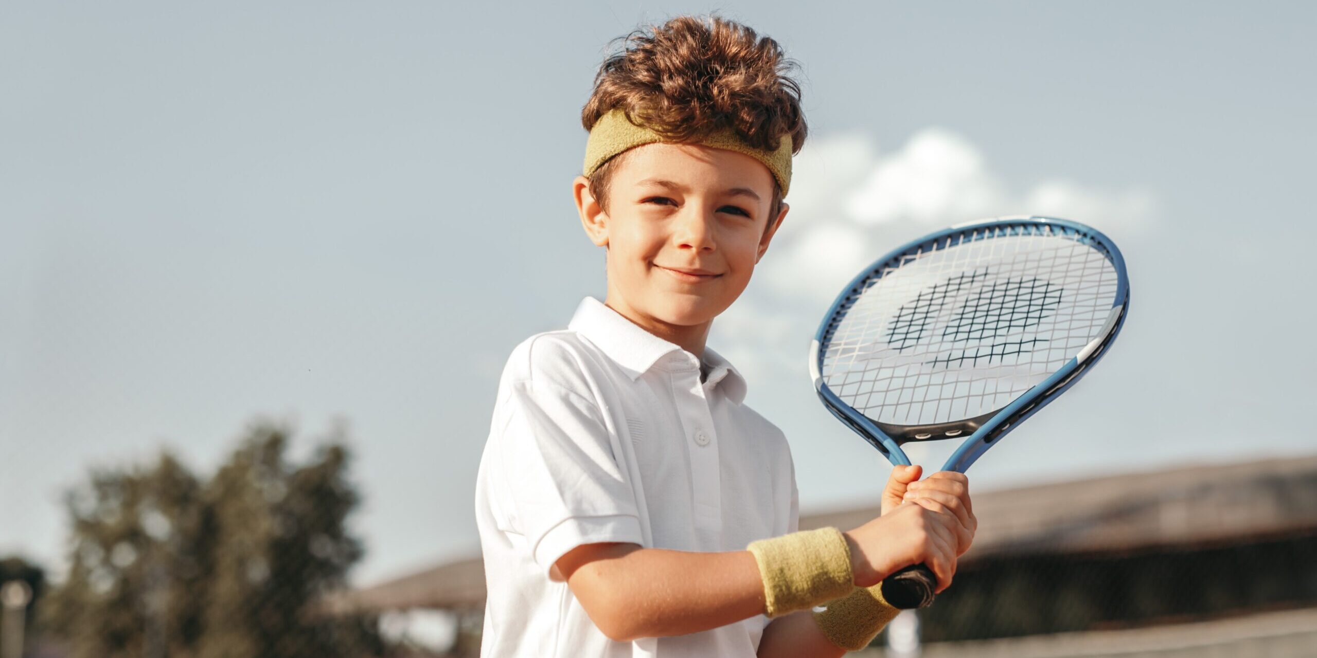club de tenis en Valencia – niño con raqueta de tenis club de tenis en Valencia - niño con raqueta de tenis