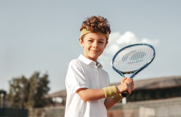 club de tenis en Valencia - niño con raqueta de tenis