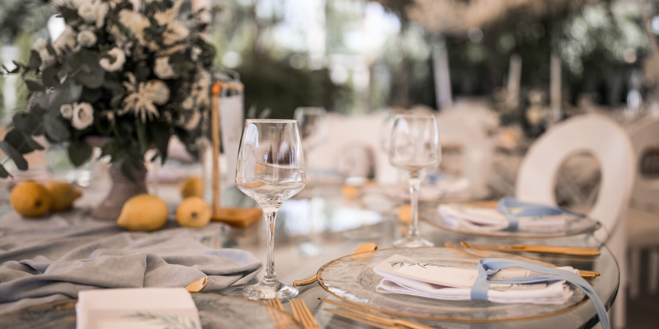 salones para eventos en Valencia - copas de vino decoracion mediterranea