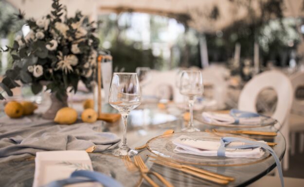 salones para eventos en Valencia - copas de vino decoracion mediterranea