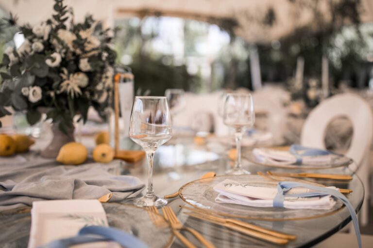 salones para eventos en Valencia - copas de vino decoracion mediterranea