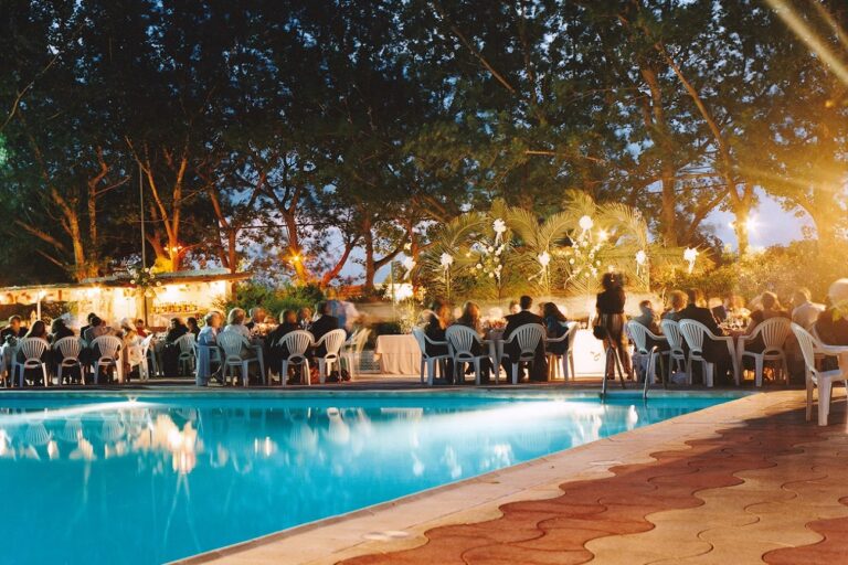 salones de fiesta en valencia - piscina con sillas