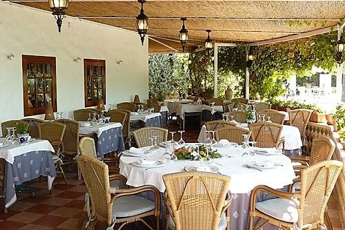 salones de fiesta en valencia - mesas fuera