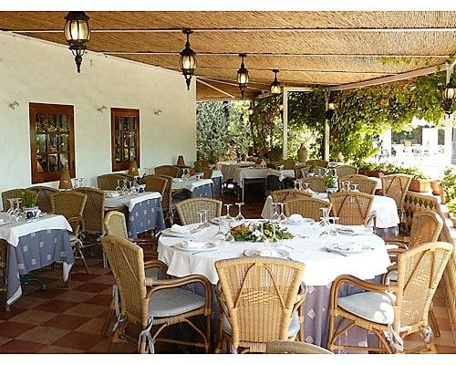 salones de fiesta en valencia - mesas fuera