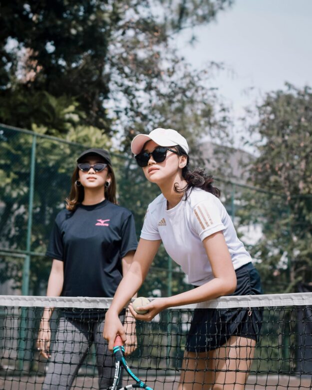 pista de tenis valencia - dos chicas
