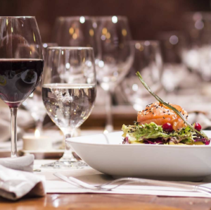 salones para eventos en valencia - plato y copas
